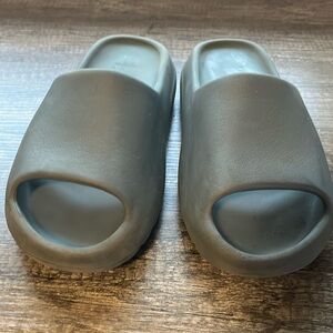 Adidas Yeezy Slides Mens Sz 9